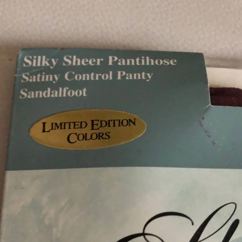 Que Sheer Caress Control Top Pantyhose in Berry
